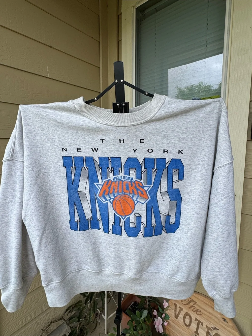 Abercrombie Fitch New York Knicks Graphic Crewneck Retro NBA Champ Sweatshirt - Picture 1 of 7